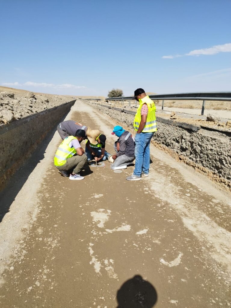 Technicien ConstraLAB réalisant un contrôle de couche de chaussée sur chantier